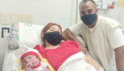 开云-迭戈·萨尔瓦多 阿根廷2021年首个新生儿致敬老马！