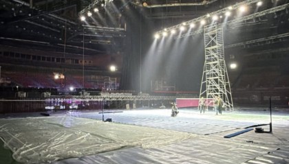 开云-地板有鸟粪+灰尘弥漫！印度公开赛遭狂批：得戴口罩 选手疯狂退赛